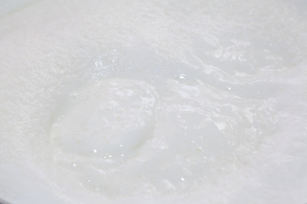 buborékok forró tej - Fotó, kép