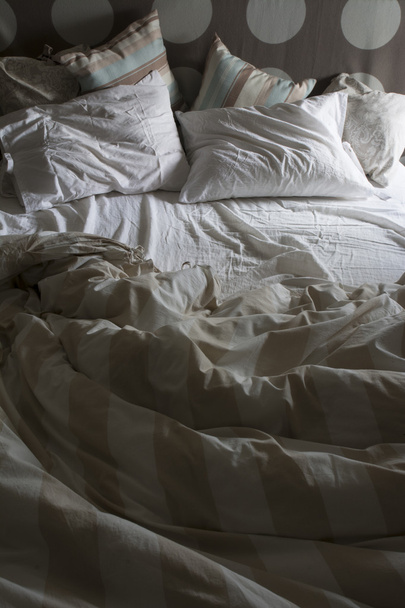 Doppelbett ungemacht, mit dem Morgenlicht - Foto, Bild