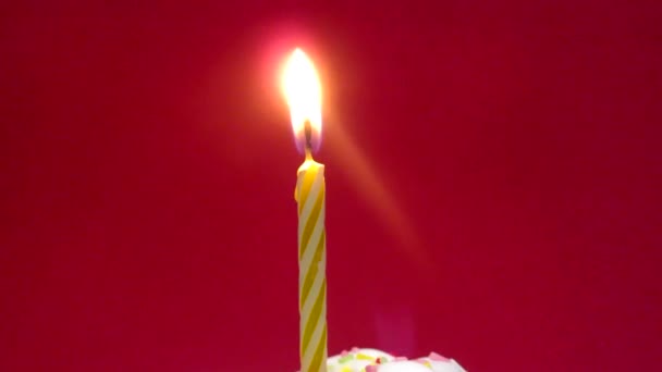 Cupcake con candela accesa
 - Filmati, video