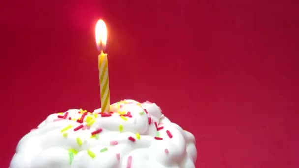 cupcake με ένα αναμμένο κερί - Πλάνα, βίντεο
