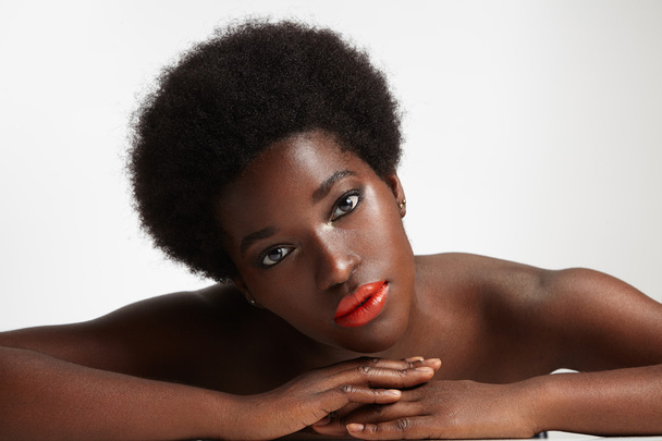 чорна жінка з афро волоссям
 - Фото, зображення