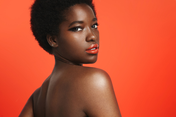 чорна жінка з яскравими губами
 - Фото, зображення