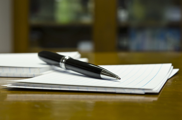 Вид на ручку и белую бумагу вблизи
 - Фото, изображение
