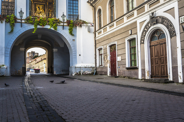 Ausros portão (portão do amanhecer) com basílica de Madonna Ostrobramska
 - Foto, Imagem