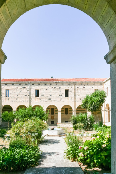 Романский монастырь
 - Фото, изображение