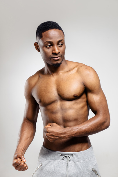 Edzés után szivattyúzott afrikai amerikai férfi - Fotó, kép