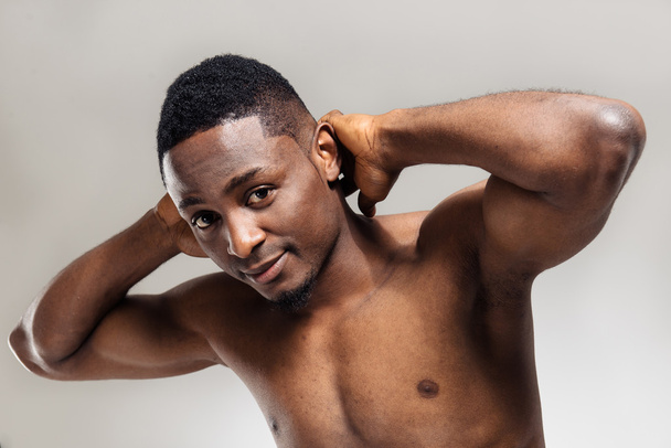 Pozytywny african american muskularny mężczyzna - Zdjęcie, obraz