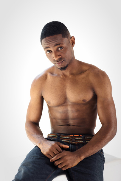 Атлетичний афроамериканський чоловік без сорочки
 - Фото, зображення
