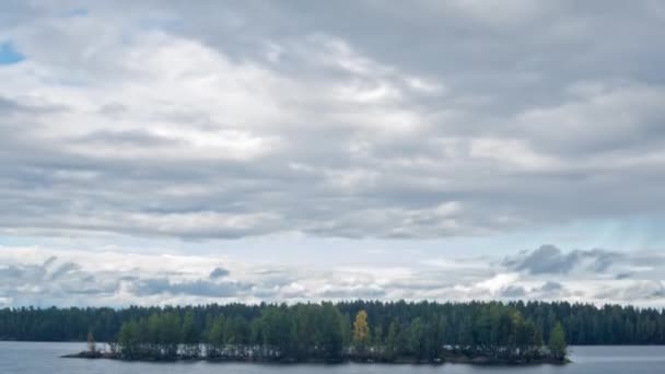 Lago salvaje y cielo nublado timelapse tilt
 - Imágenes, Vídeo