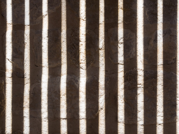 Pasiasty cień na ścianie jako tło - Zdjęcie, obraz