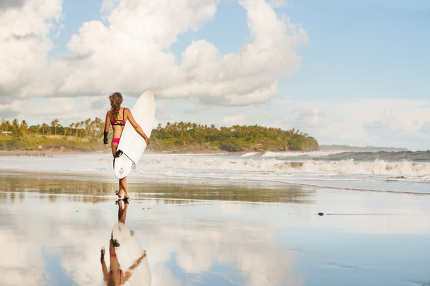 hermosa chica con el pelo largo en la playa con tabla de surf
 - Foto, Imagen