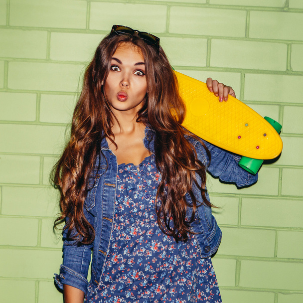 brunette girl with yellow penny skateboard - Φωτογραφία, εικόνα