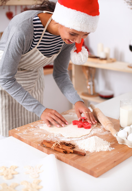 An attractive woman baking in the kitchen - Valokuva, kuva