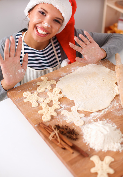 An attractive woman baking in the kitchen - Valokuva, kuva