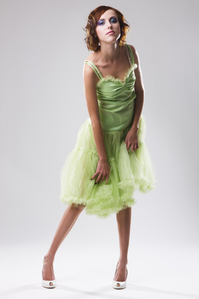 Jeune femme en robe verte
 - Photo, image