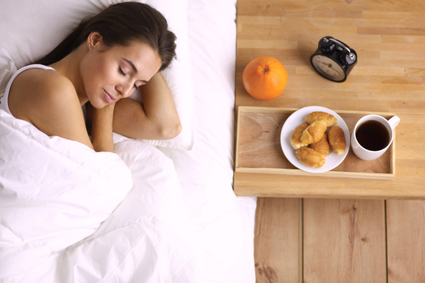 Young beautiful woman lying in bed - Valokuva, kuva