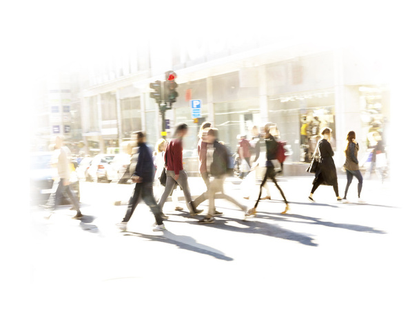 lidé přecházející ulici - Fotografie, Obrázek