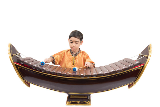 Petit garçon apprenant le thaï classique xylophone instument
 - Photo, image