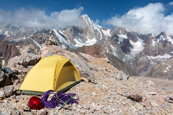 Alpine Climbers Camp in Mountains - Foto, imagen