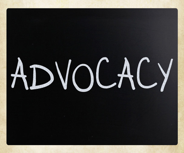 Le mot "Advocacy" écrit à la main avec de la craie blanche sur un tableau noir
 - Photo, image
