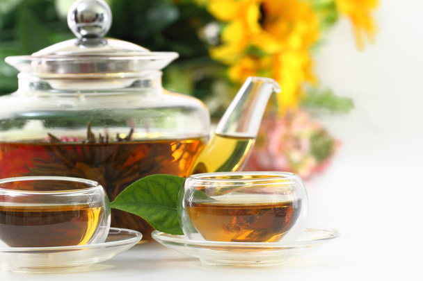 φλιτζάνια τσάι και τσάι κατσαρόλα - Φωτογραφία, εικόνα