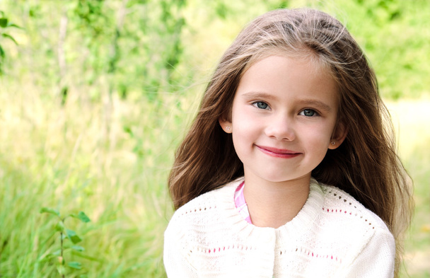 Portrait of smiling cute little girl in summer day - Φωτογραφία, εικόνα