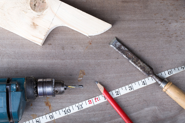 Ξυλουργικά εργαλεία σχετικά με φόντο το παλιό ξύλινο τραπέζι - Φωτογραφία, εικόνα