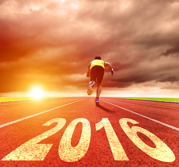 щасливий новий рік 2016. молодий чоловік біжить з фоном сходу сонця
 - Фото, зображення