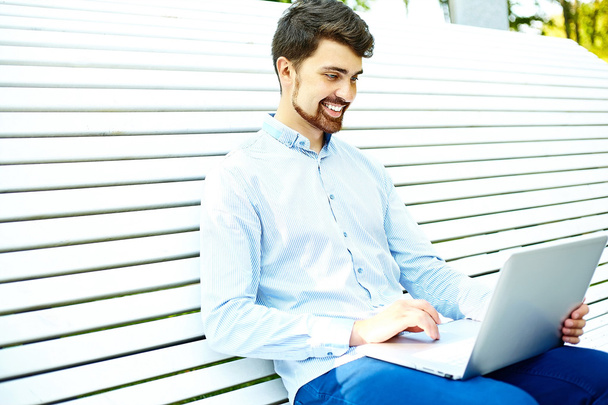 Młody człowiek pracy z laptopa, ręce człowieka na notebook komputer, przedsiębiorca w ubranie na ulicy - Zdjęcie, obraz