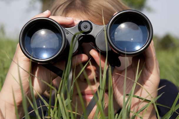 Mujer con prismáticos está descubriendo los alrededores
 - Foto, Imagen