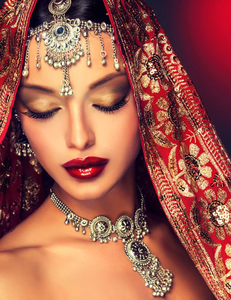 Индийский женский портрет с украшениями
 - Фото, изображение
