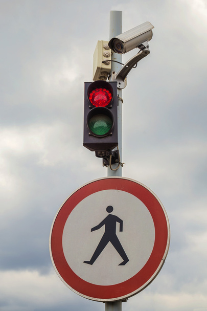 Überwachungskamera ohne Fußgängerschild - Foto, Bild