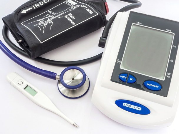 Монитор давления крови, стетоскоп и термометр
 - Фото, изображение