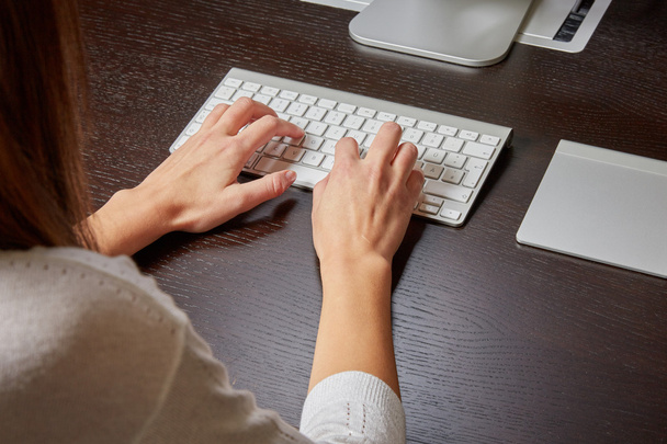 femme tapant sur un clavier d'ordinateur
 - Photo, image