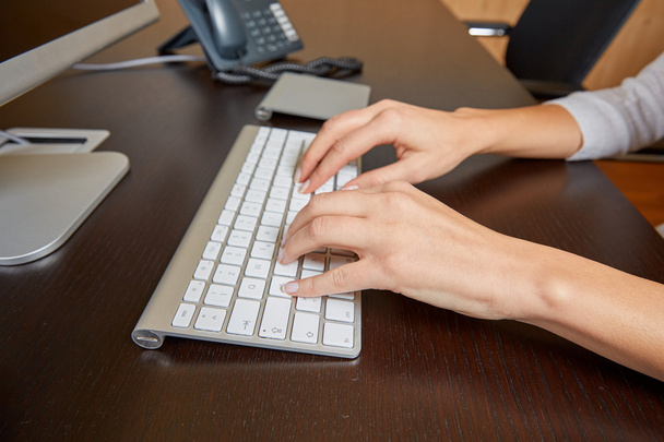 kobieta pisania na klawiaturze komputera - Zdjęcie, obraz