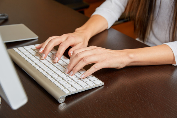 コンピューターのキーボードで入力女性 - 写真・画像