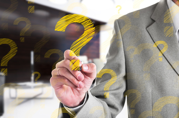 Επιχειρηματίας αντλώντας ένα κίτρινο ερωτηματικό. Επιχειρηματική ιδέα - Φωτογραφία, εικόνα
