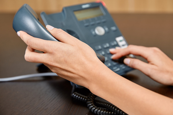 Γυναίκα κλήση μέσω τηλεφωνητή στο τηλέφωνο - Φωτογραφία, εικόνα