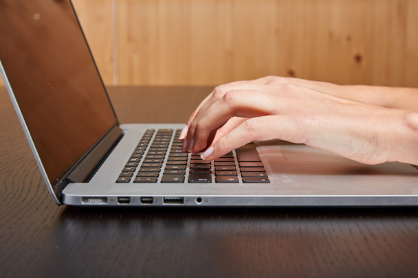 mujer escribiendo en un ordenador portátil
 - Foto, imagen