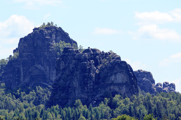 Falkenstein/Harz en Schrammsteine op de achtergrond in Saksisch Zwitserland - Foto, afbeelding