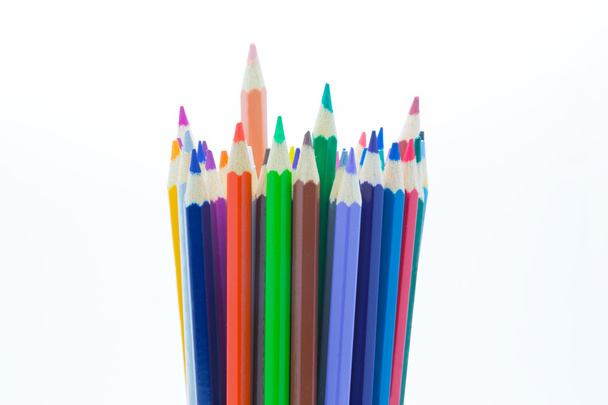 Кольорові дерев'яні олівці на білому тлі
 - Фото, зображення