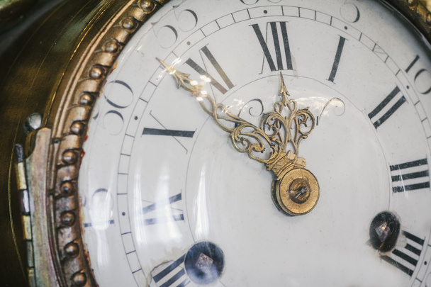 Антикварний годинник з римськими цифрами - Фото, зображення