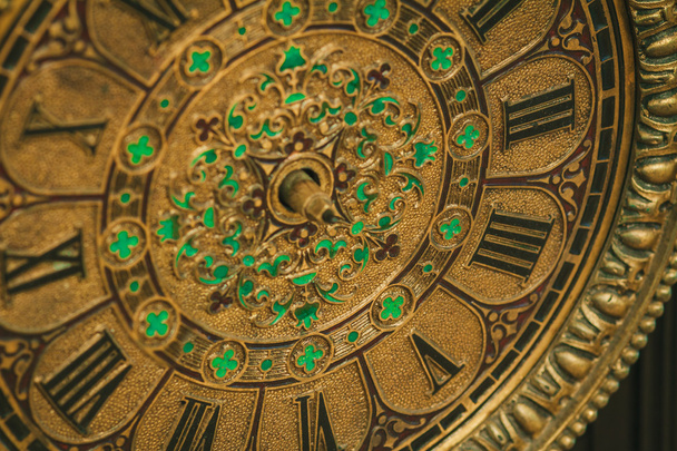 Horloge antique avec chiffres romains
 - Photo, image