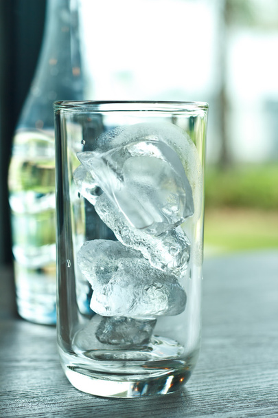 Glas drinkwater in de instelling van de tabel voor de lunch. - Foto, afbeelding