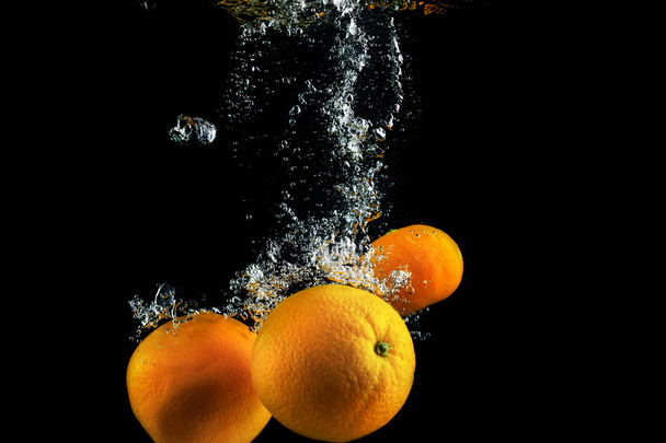 sinaasappelen in water - Foto, afbeelding