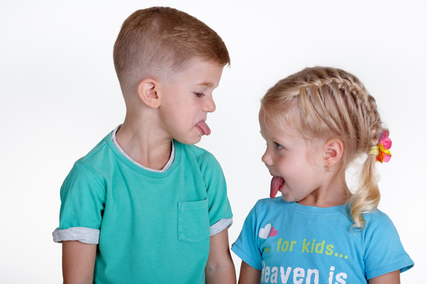 chico y chica mostrando lenguas entre sí
 - Foto, imagen