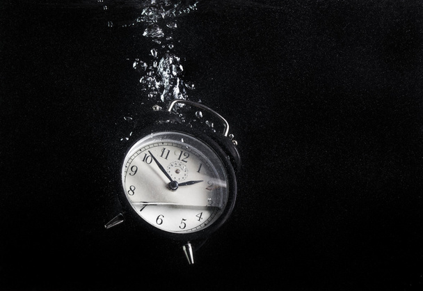 relógio na água
 - Foto, Imagem