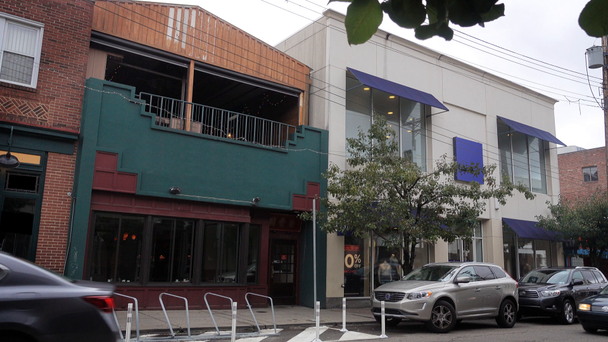 A generic establishing shot of a restaurant and business on a city street. - Filmagem, Vídeo
