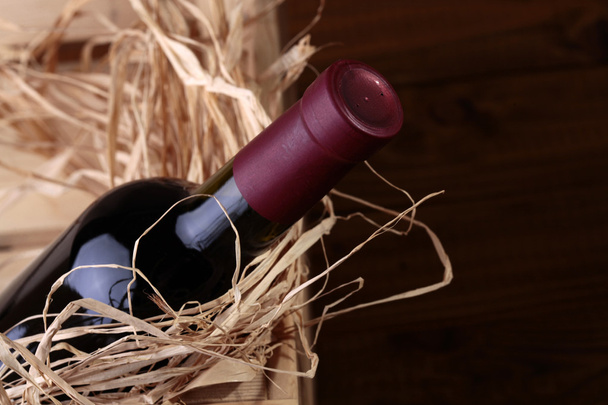 Full bottle of red wine in box - Foto, afbeelding