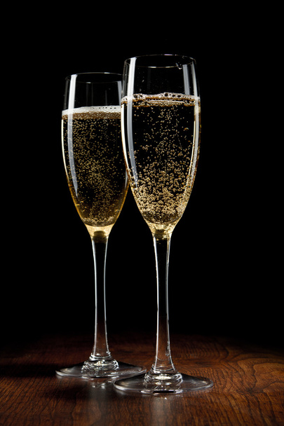 Два бокала шампанского на деревянном столе
 - Фото, изображение